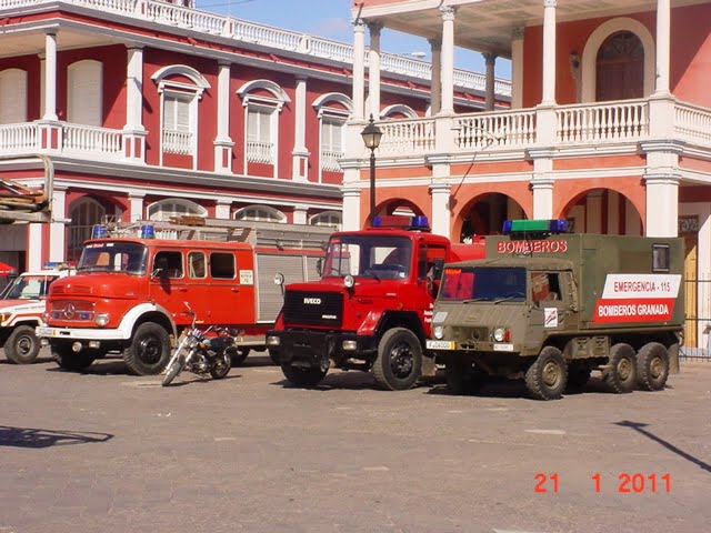 Otras unidades de bomberos que fueron exibidas en la Plaza de la Independencia, algunas donadas por legionarios